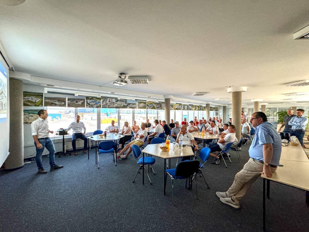 Mitarbeiter der aSTIFTERbau GmbH während einer Präsentation im Leier Werk, Jánossomorja, Ungarn.